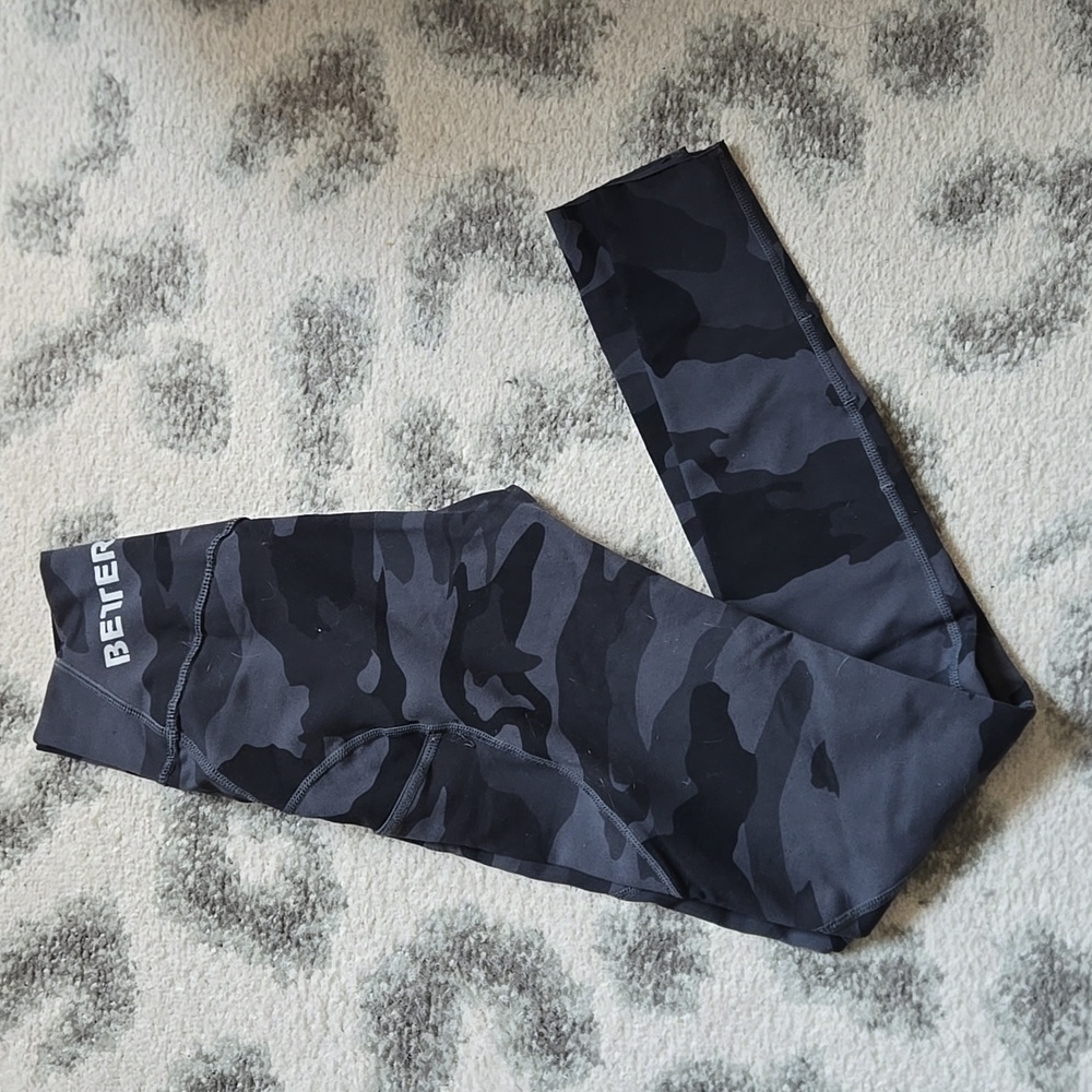 Better bodies dark camo pants sz XS